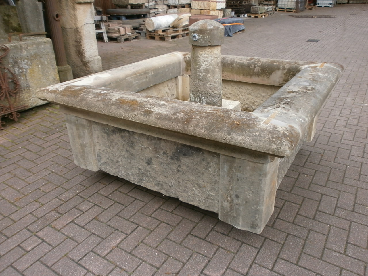 Toller, großer Brunnen aus antikem Material Toller, großer Brunnen aus antikem Material