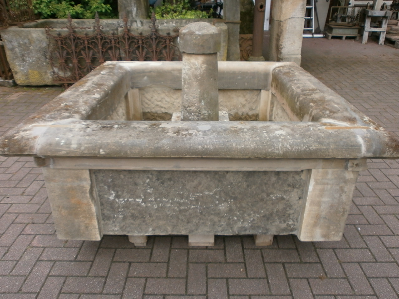 Toller, großer Brunnen aus antikem Material Toller, großer Brunnen aus antikem Material