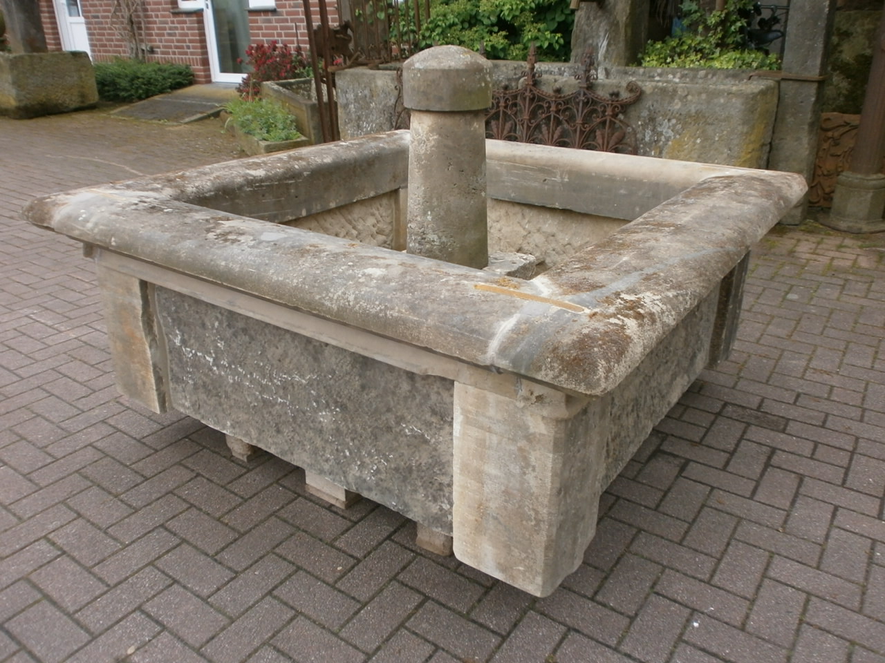 Toller, großer Brunnen aus antikem Material Toller, großer Brunnen aus antikem Material