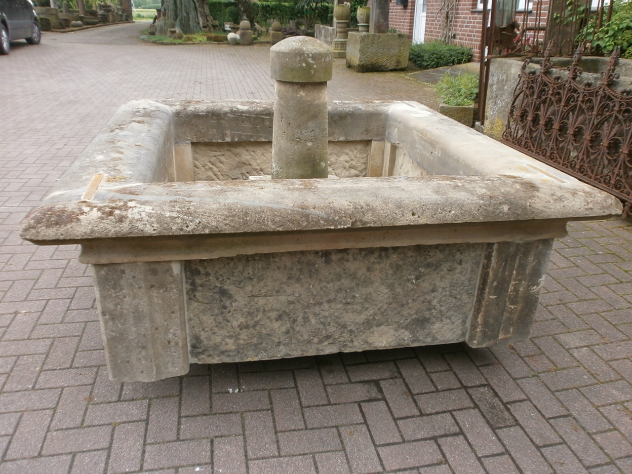 Toller, großer Brunnen aus antikem Material Toller, großer Brunnen aus antikem Material
