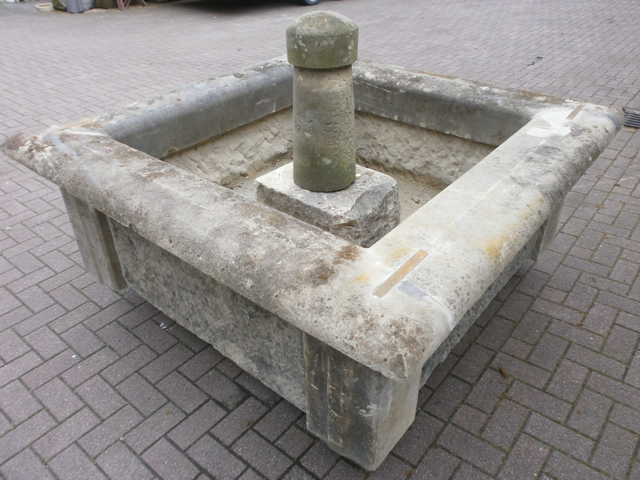 Toller, großer Brunnen aus antikem Material Toller, großer Brunnen aus antikem Material