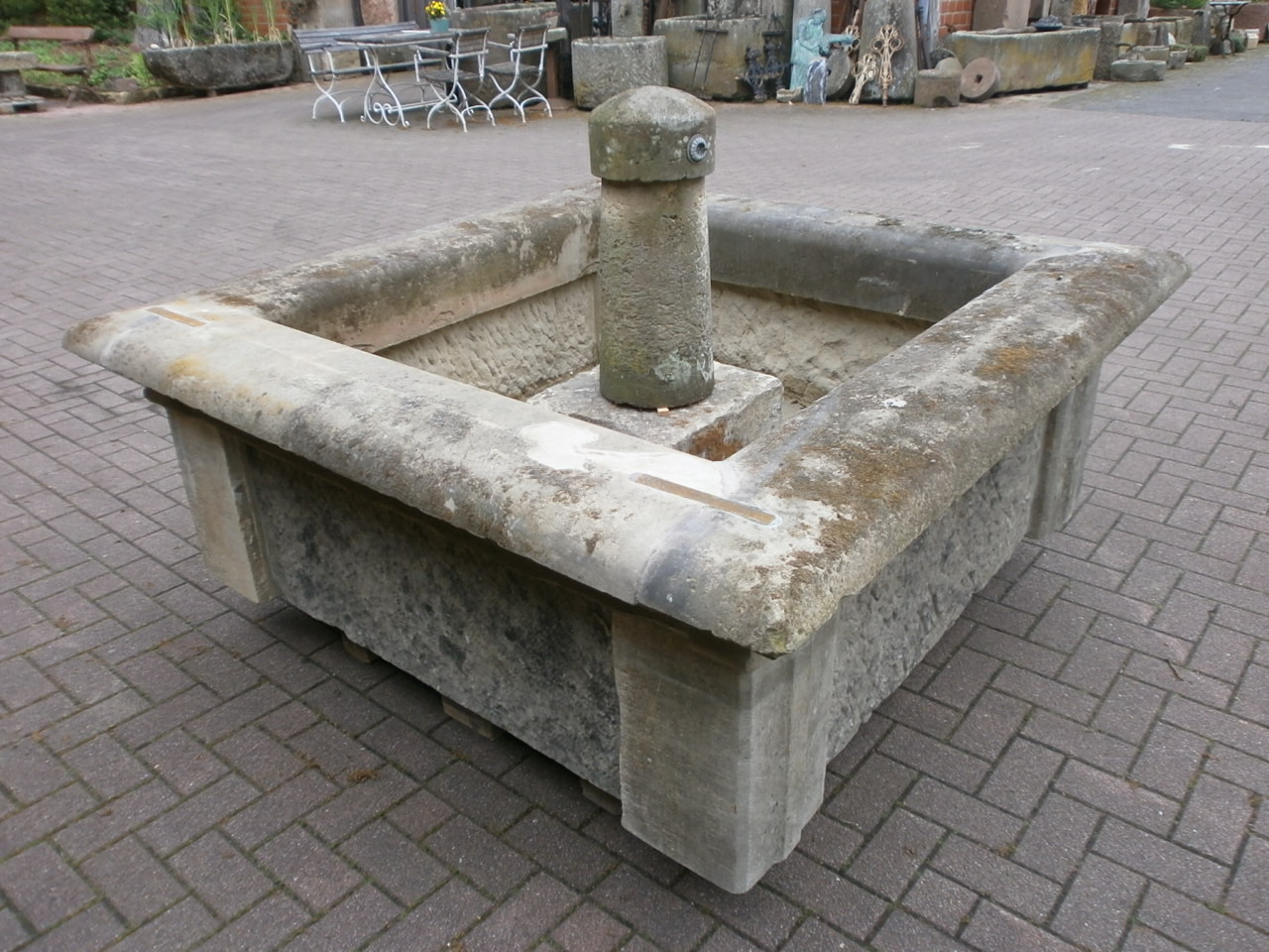 Toller, großer Brunnen aus antikem Material Toller, großer Brunnen aus antikem Material