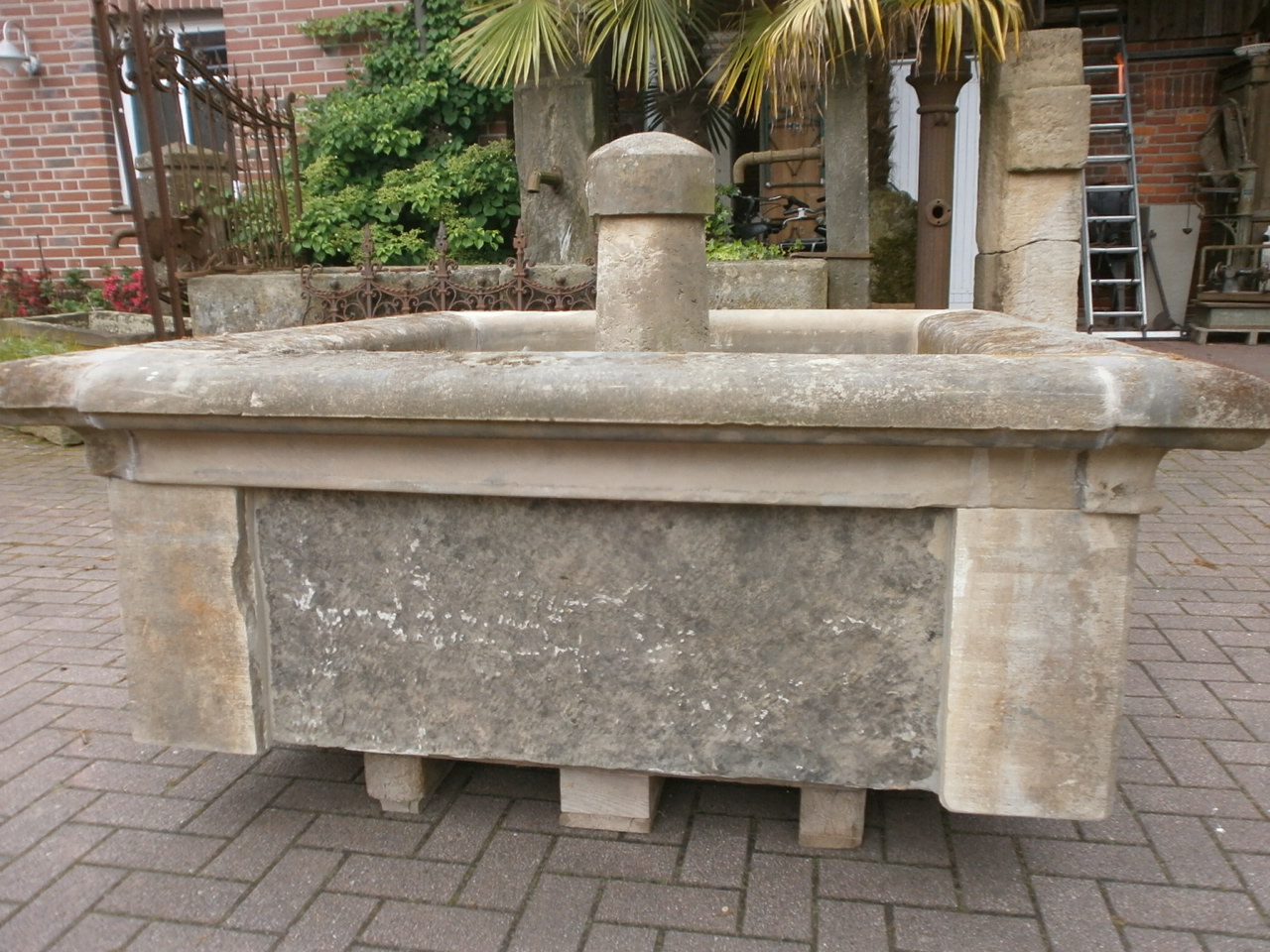 Toller, großer Brunnen aus antikem Material Toller, großer Brunnen aus antikem Material