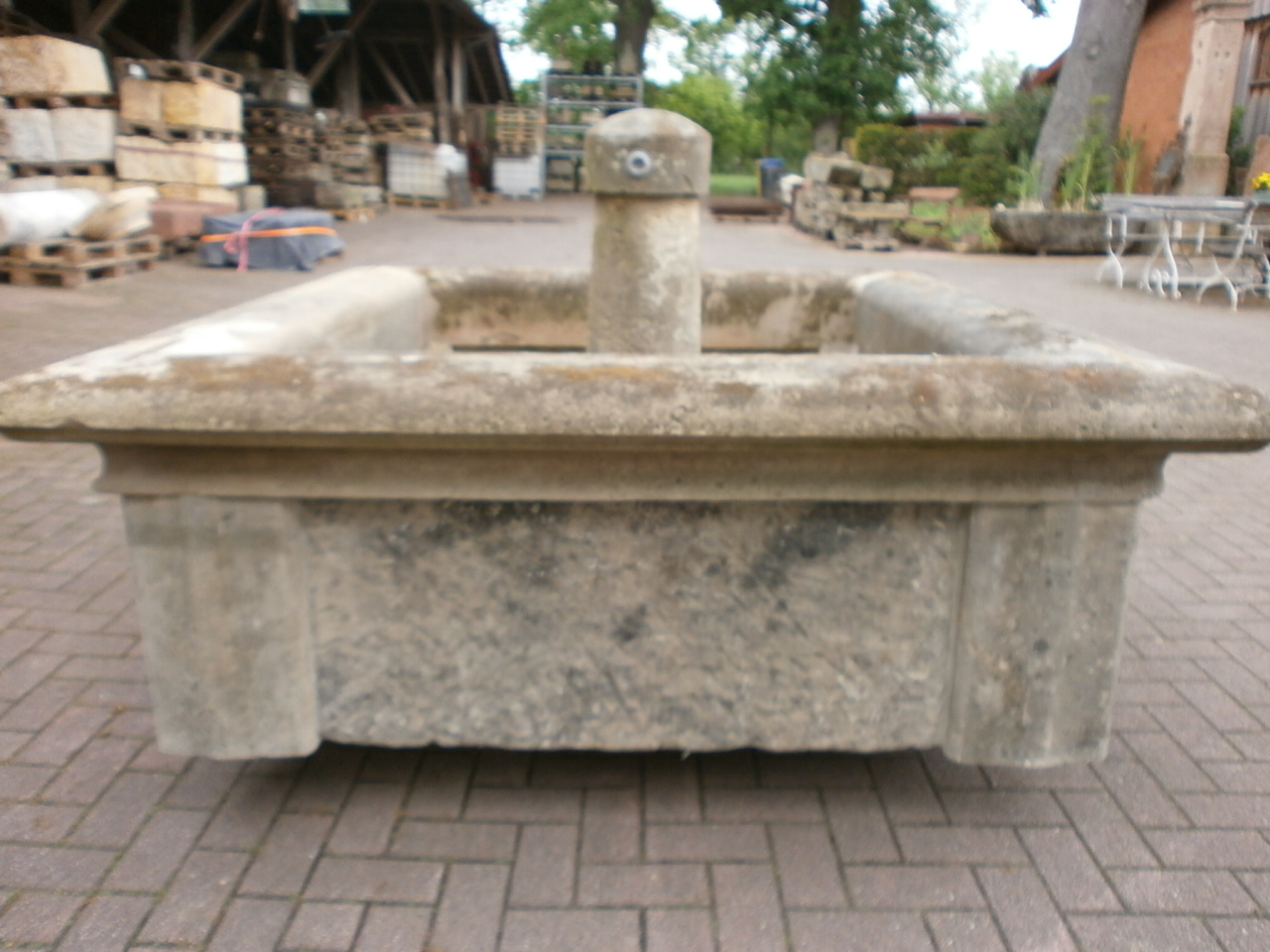 Toller, großer Brunnen aus antikem Material Toller, großer Brunnen aus antikem Material