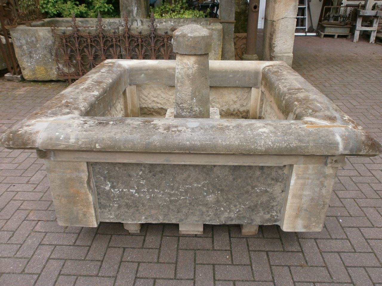 Toller, großer Brunnen aus antikem Material Toller, großer Brunnen aus antikem Material