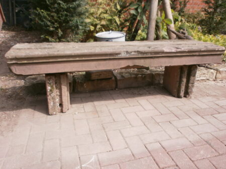 Große Natursteinbank aus historischem Material