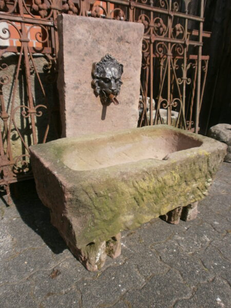 Brunnen aus rotem Material