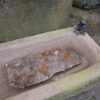 Sandsteinbrunnen mit Bronzefrosch