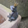 Sandsteinbrunnen mit Bronzefrosch