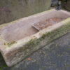 Sandsteinbrunnen mit Bronzefrosch