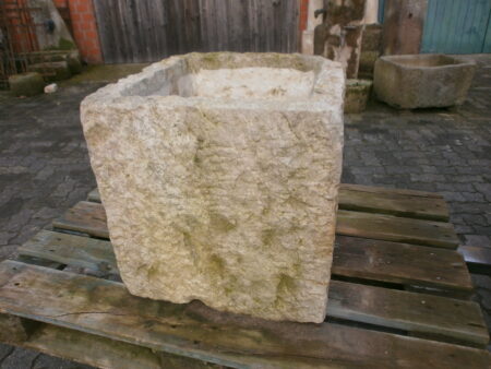 Ein schöner quadratischer Trog aus Sandstein