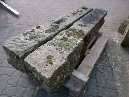 Ein Paar Säulen aus  Sandstein antik