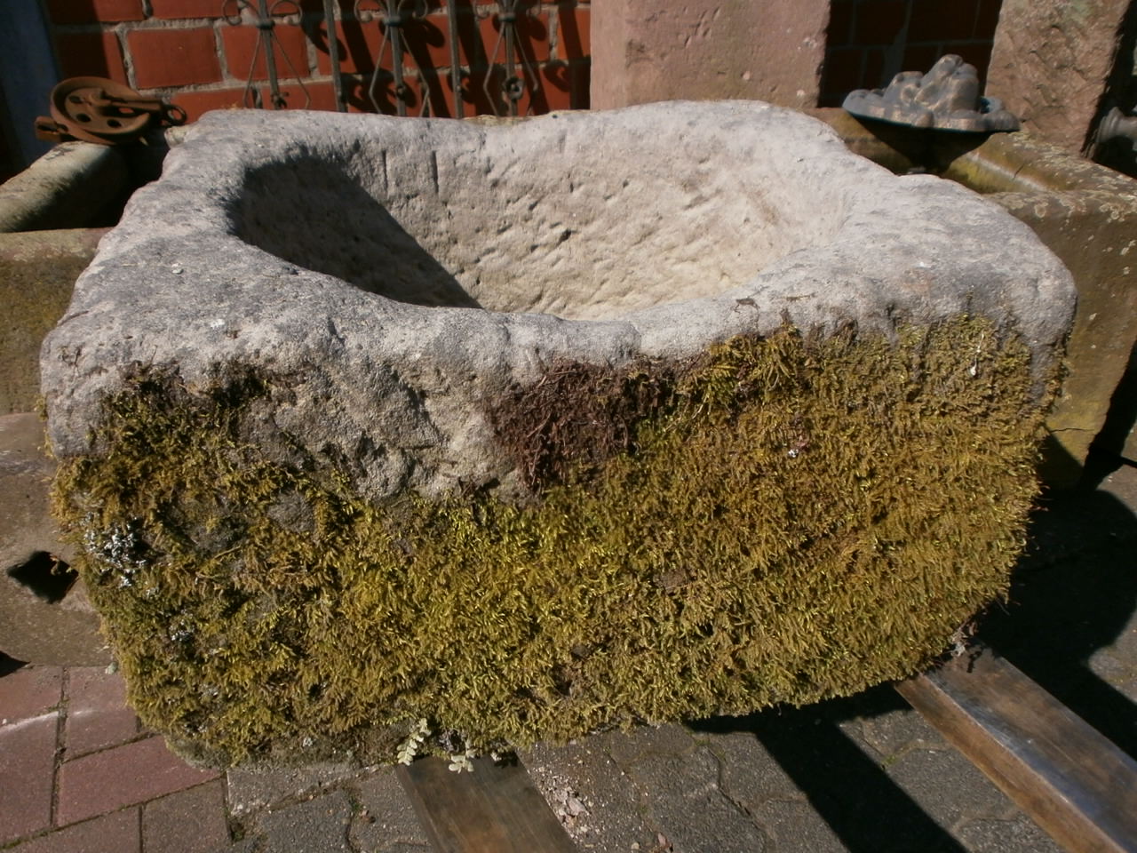 Traumhafter Futtertrog aus Sandstein Traumhafter Futtertrog aus Sandstein