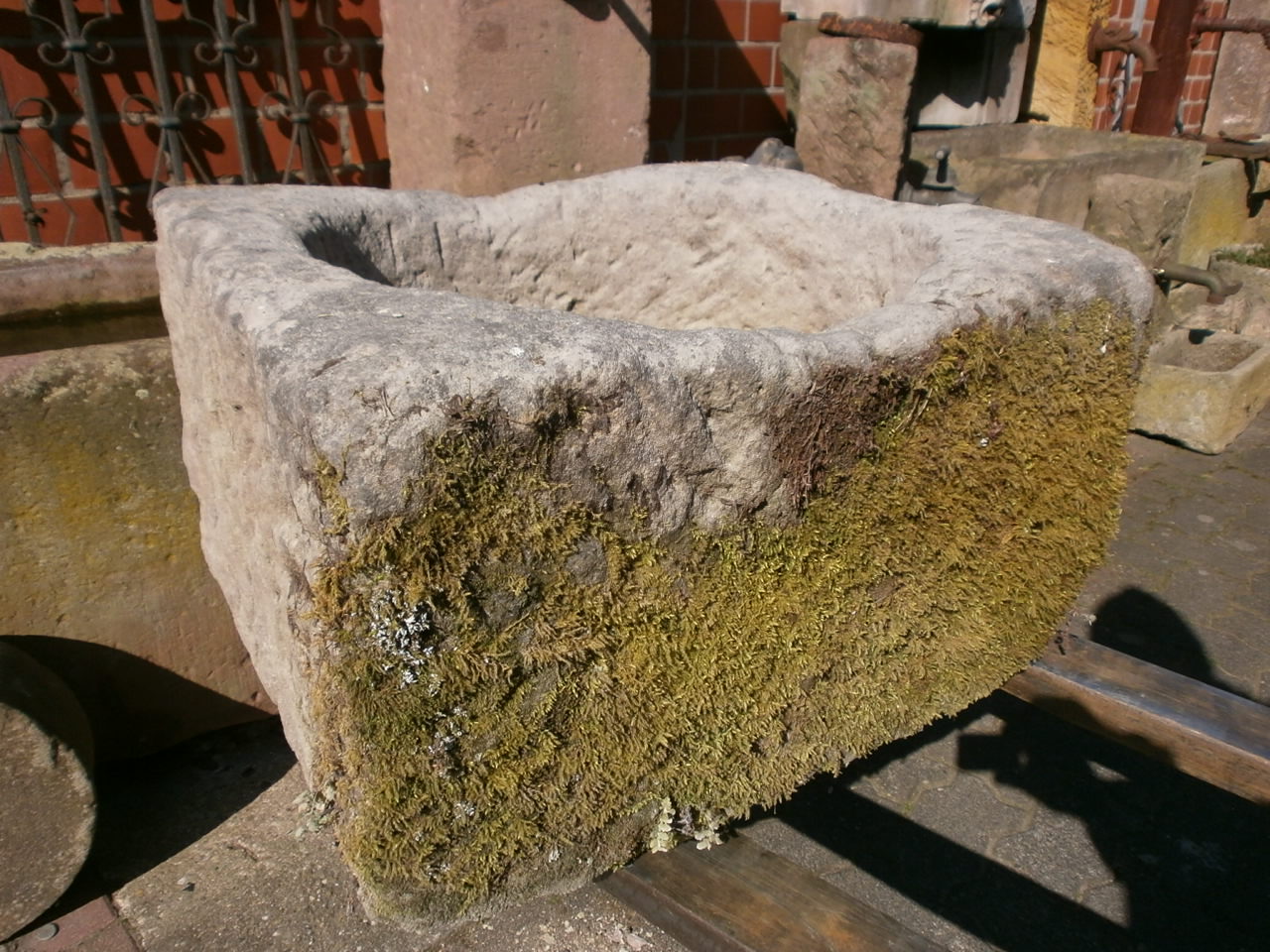 Traumhafter Futtertrog aus Sandstein Traumhafter Futtertrog aus Sandstein