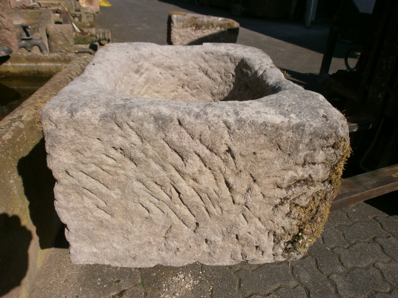 Traumhafter Futtertrog aus Sandstein Traumhafter Futtertrog aus Sandstein