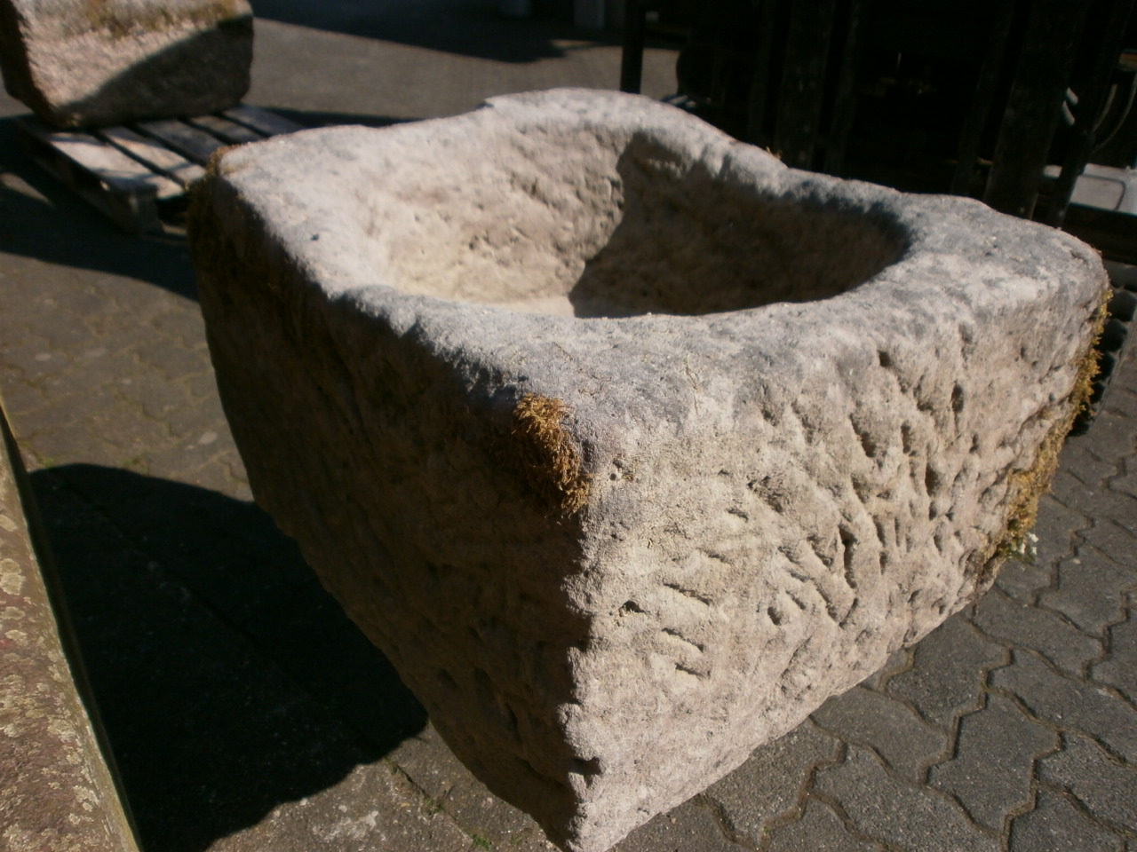 Traumhafter Futtertrog aus Sandstein Traumhafter Futtertrog aus Sandstein