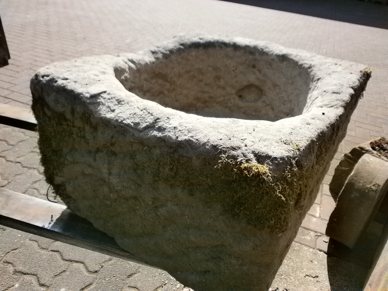 Traumhafter Futtertrog aus Sandstein Traumhafter Futtertrog aus Sandstein