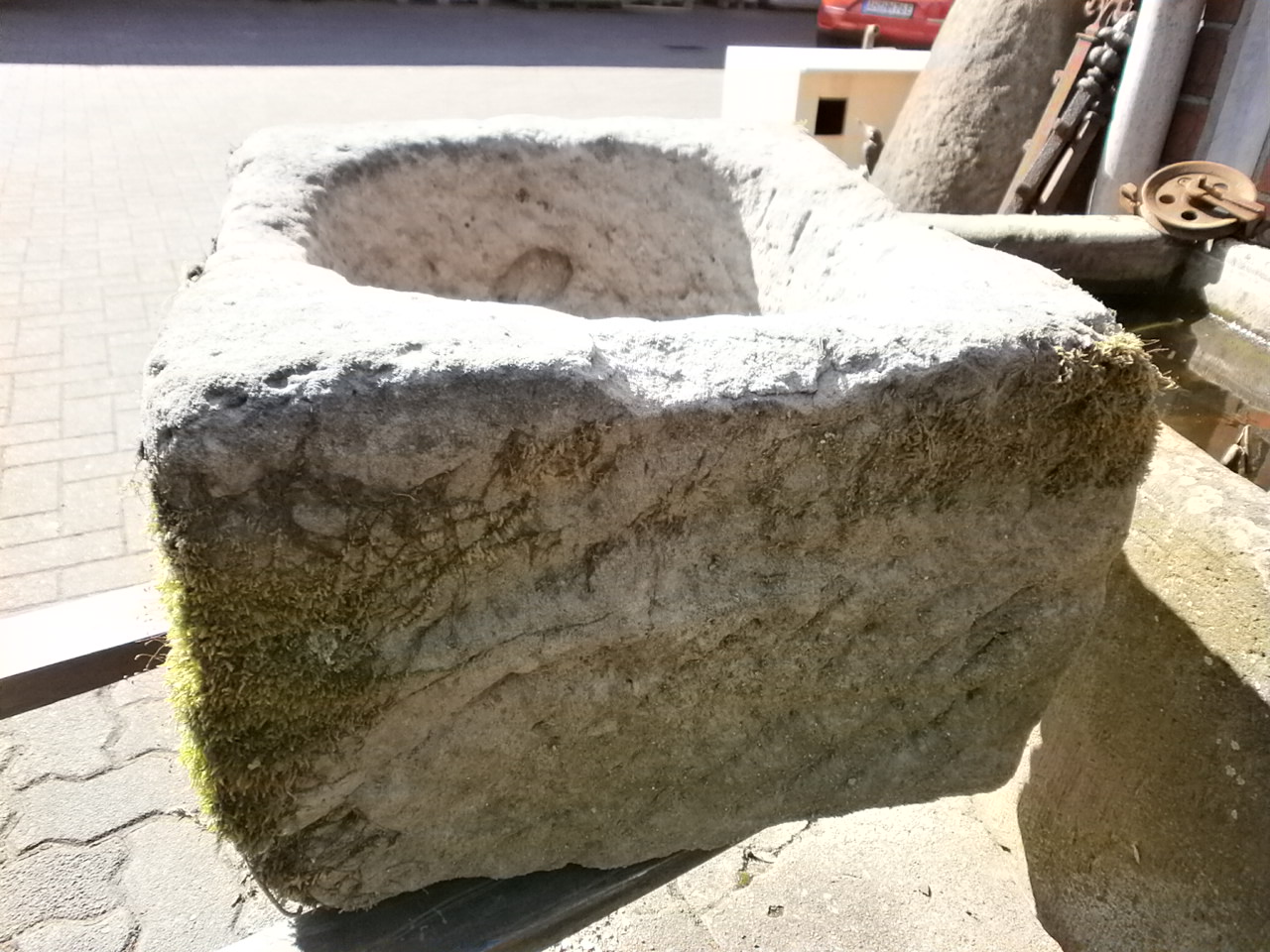 Traumhafter Futtertrog aus Sandstein Traumhafter Futtertrog aus Sandstein