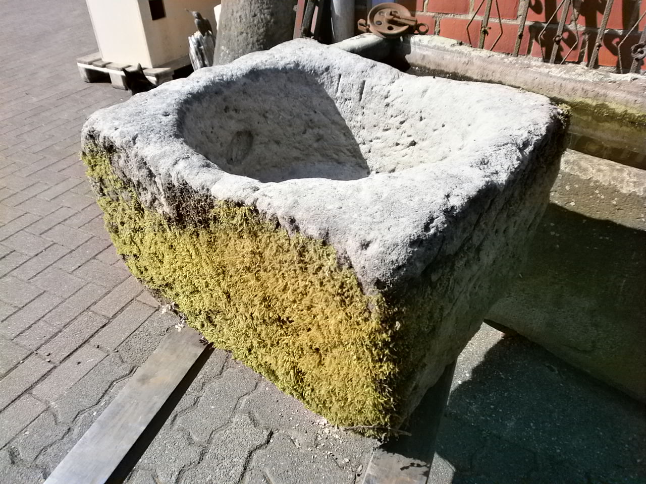 Traumhafter Futtertrog aus Sandstein Traumhafter Futtertrog aus Sandstein