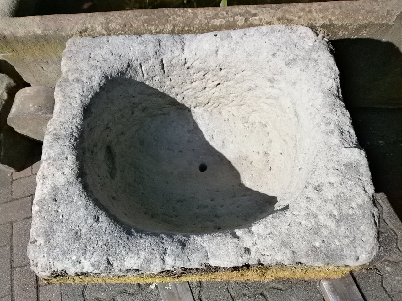 Traumhafter Futtertrog aus Sandstein Traumhafter Futtertrog aus Sandstein