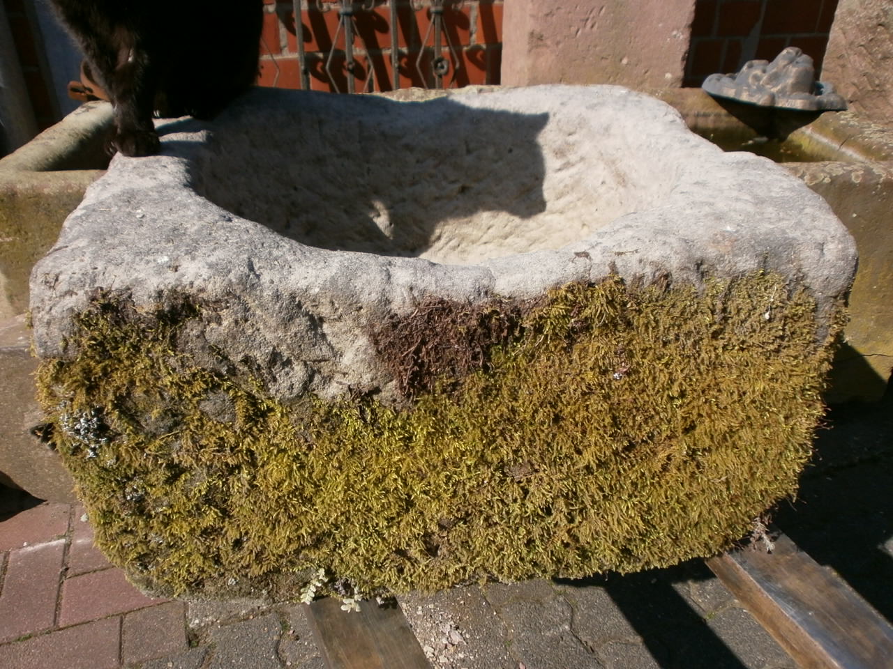 Traumhafter Futtertrog aus Sandstein Traumhafter Futtertrog aus Sandstein