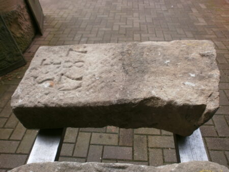 antiker Grenzstein aus Sandstein