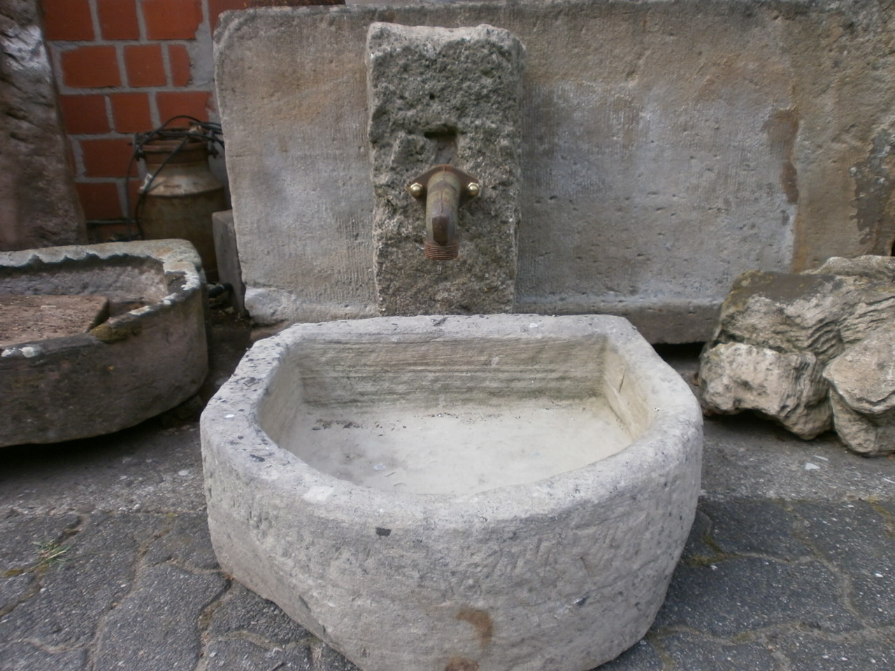 kleiner aber feiner Sandsteinbrunnen kleiner aber feiner Sandsteinbrunnen